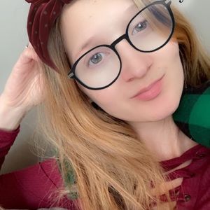 Meet your Posher, Elise